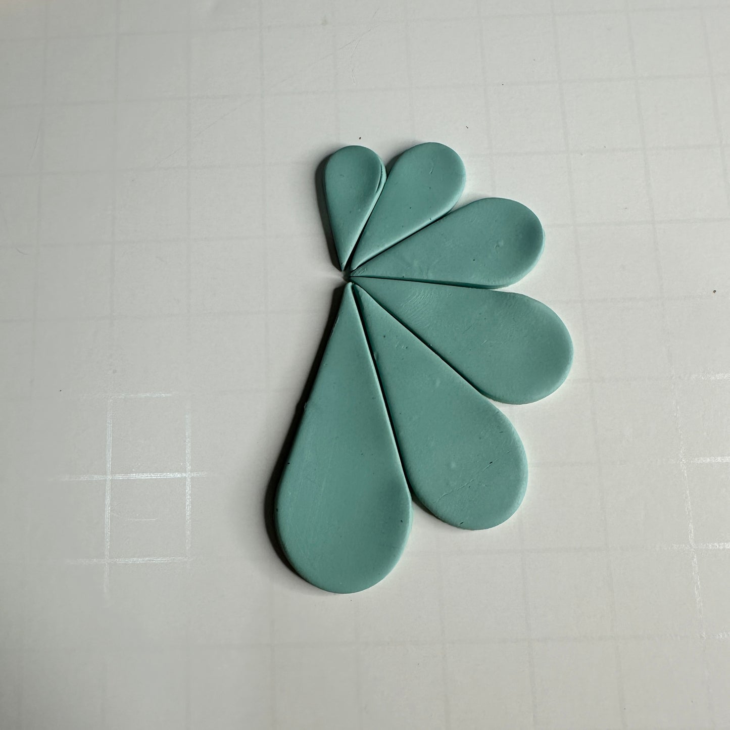 Water Drops Polymer Clay Cutter Set – 6-Piece Graduated Teardrop Cutters for Earrings, Pendants & Flower Petals
